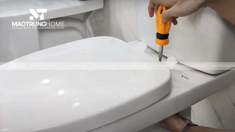 Siết lại bu lông và ốc vít bị lỏng