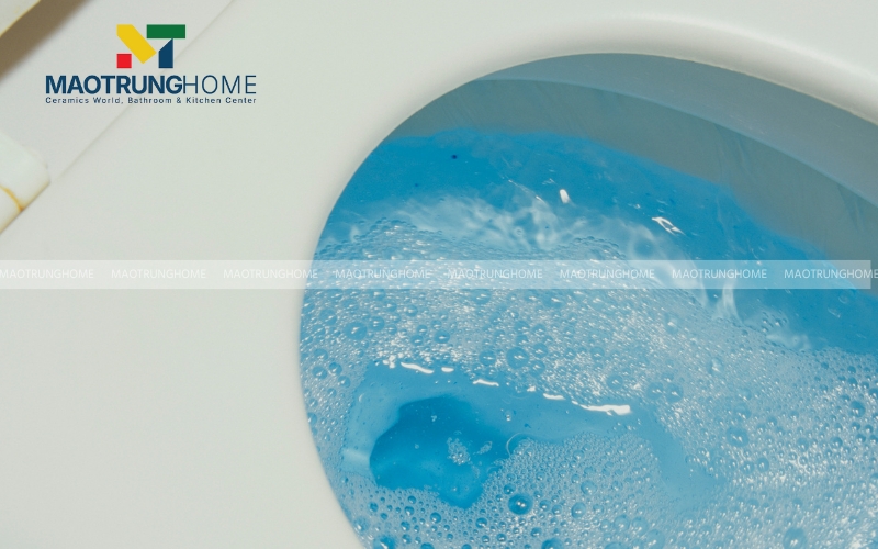 Nhỏ vài giọt nàu vào két nước nếu màu xuất hiện dưới lòng bồn cầu thì van xả đang bị rò rỉ