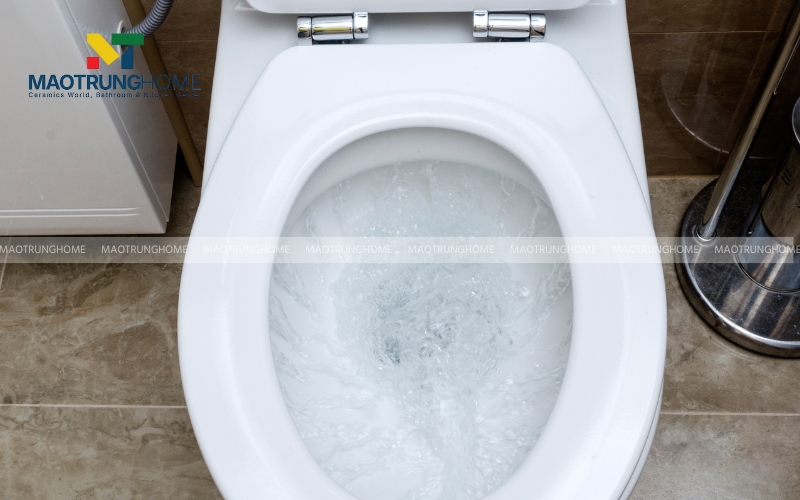 Nước chảy không ngừng vào két và tràn qua ống xả tràn