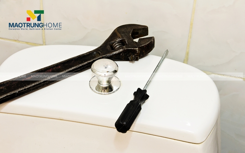 Sử dụng một nút nhấn duy nhất trên nắp két nước