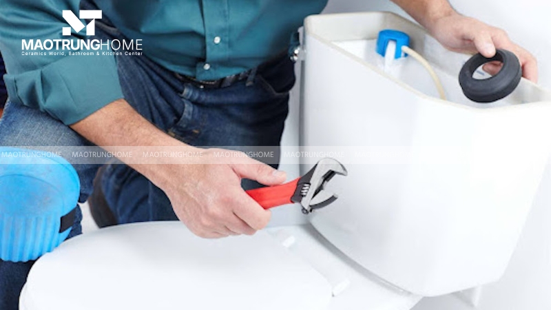 Nếu nước rỉ giữa két và thân bồn cầu, bạn cần đặt lại gioăng cao su