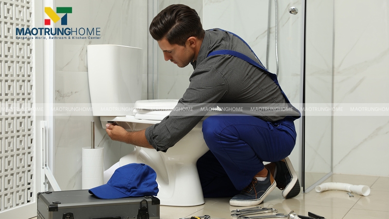 Bạn nên gọi thợ chuyên nghiệp nếu không có đủ dụng cụ để thay