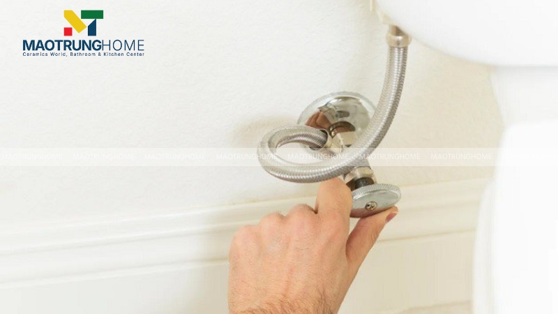 Nếu nước bị rỉ, bạn cần khóa van nước và xả cạn