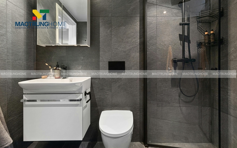 Hình ảnh nhà vệ sinh 1m2 có vách kính trong suốt tường màu đen xám cá tính