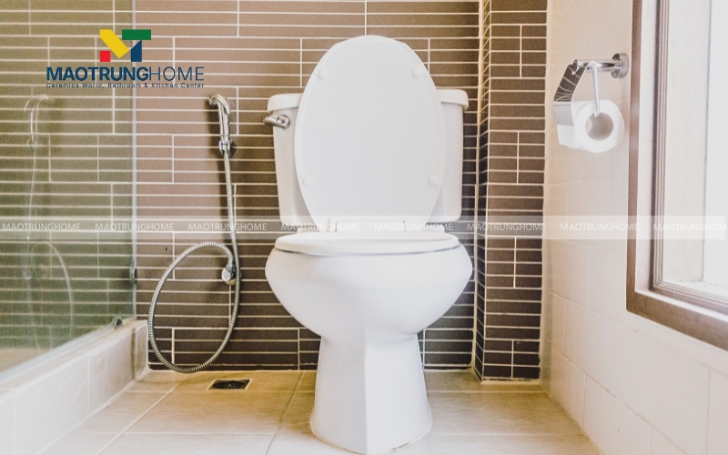 Hình ảnh nhà vệ sinh nhỏ với cửa sổ lớn chiếm gần trọn bức tường