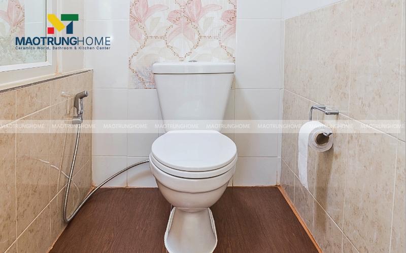 Hình ảnh nhà vệ sinh nhỏ với gương treo tường lớn