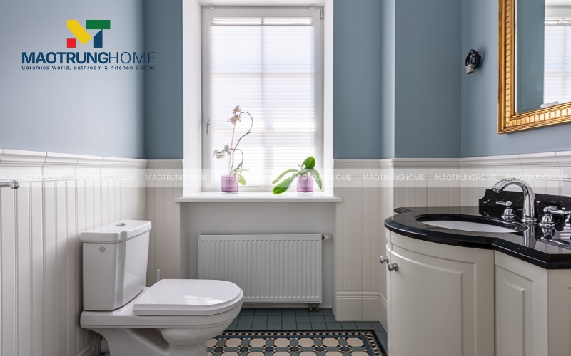 Chậu hoa nhỏ đặt trên kệ hoặc bệ cửa sổ trong nhà vệ sinh 1m2