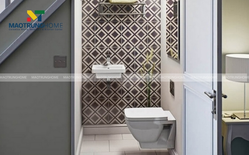 Hình ảnh nhà vệ sinh được bố trí khéo léo dưới gầm cầu thang