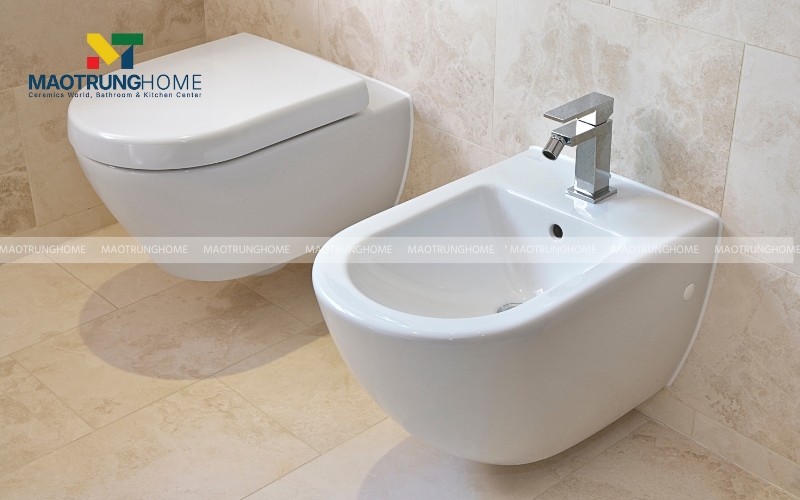 Hình ảnh bồn cầu treo tường tường màu trắng và tường màu sáng