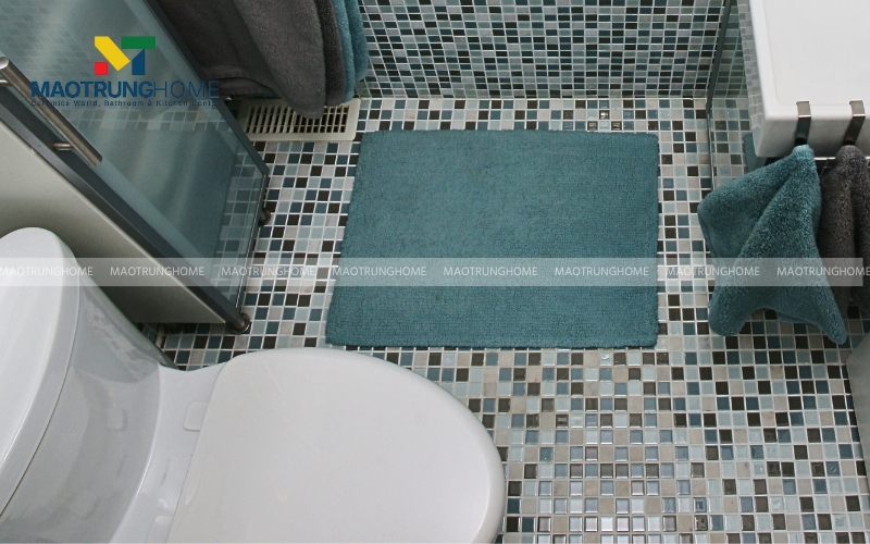 Hình ảnh mảng tường phía sau bồn cầu được ốp gạch mosaic màu xanh