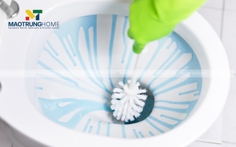 Đối với các vết bẩn cứng đầu, chất tẩy rửa chuyên dụng sẽ cho hiệu quả nhanh hơn