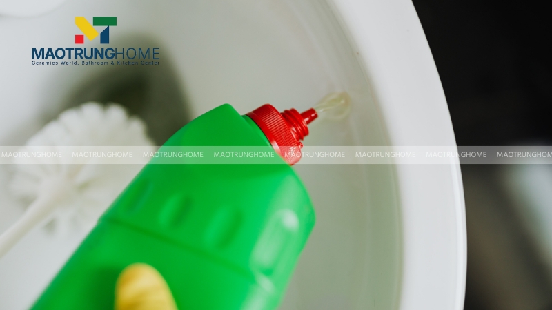 Vệ sinh bồn cầu Korest để giữ men sứ luôn sáng bóng
