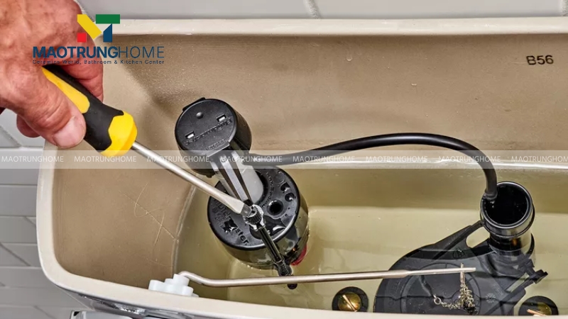 Kiểm tra và điều chỉnh bộ xả trong két nước