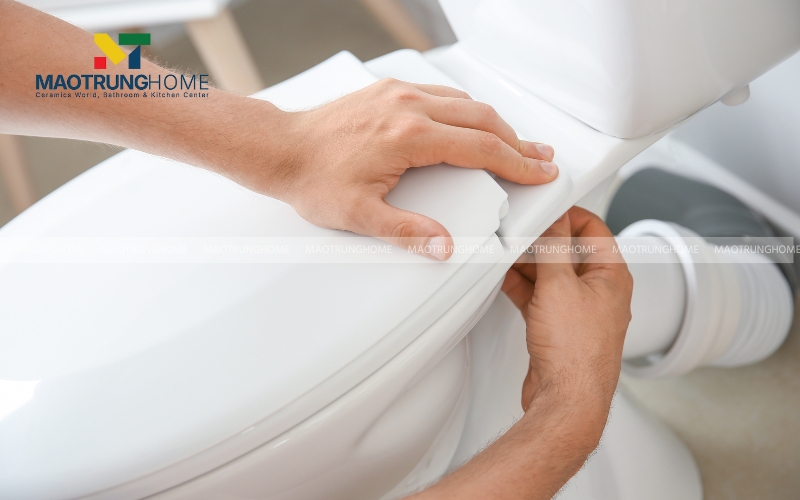 Lắp đặt gioăng cao su vào lỗ thoát thải