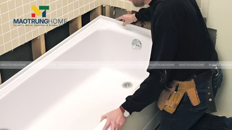 Đặt bồn vào vị trí và điều chỉnh chân đế