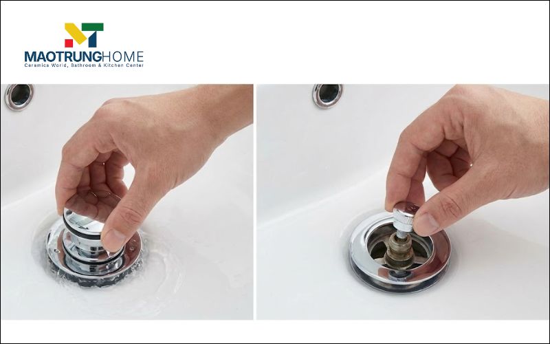 Dùng tay vặn núm cầm nhỏ ở giữa ngược chiều kim đồng hồ để tháo rời núm vặn