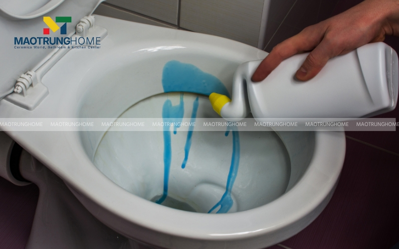 Không dùng chất tẩy rửa có tính axit hoặc kiềm mạnh