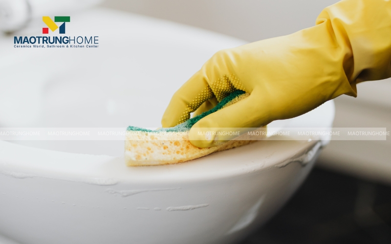 Sử dụng dung dịch tẩy rửa trung tính và khăn mềm để vệ sinh