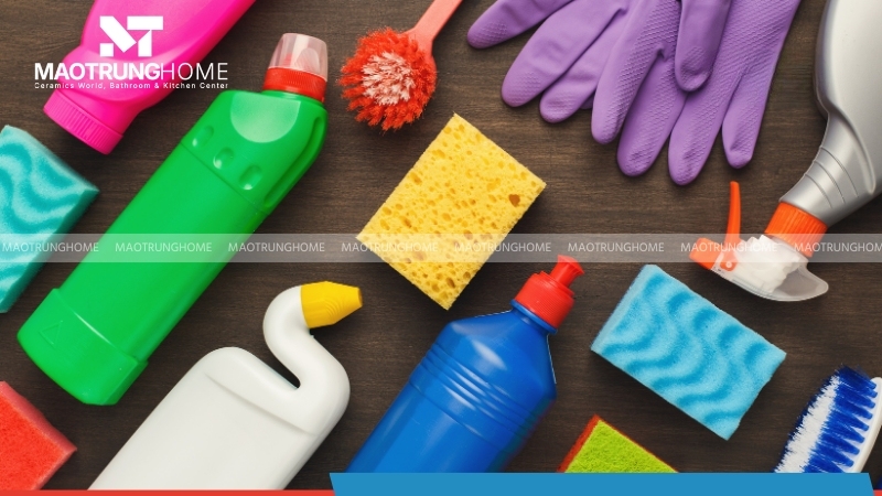 Bạn cần chuẩn bị trước dụng cụ tẩy rửa bồn cầu