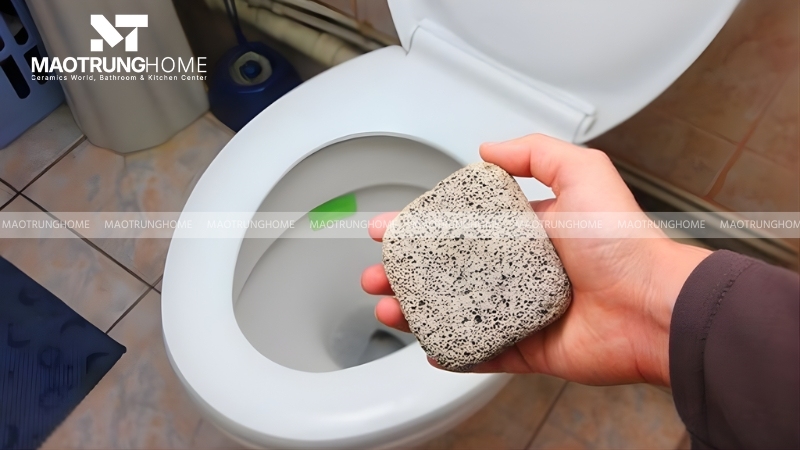 Đá bọt có thể mài mòn cặn vôi mà không làm xước men sứ