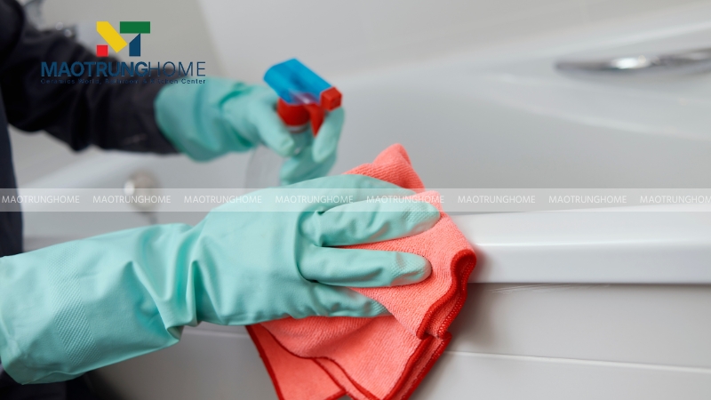 Dùng kem đánh bóng phục hồi bề mặt