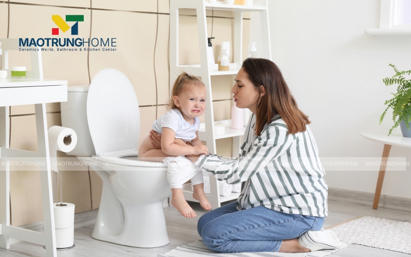 Nên chọn bồn cầu trẻ em có chiều cao bệ ngồi vừa tầm sẽ giúp chân bé chạm sàn vững chãi