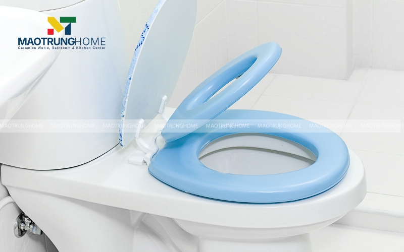 Nắp rơi êm giúp chống kẹt tay của trẻ