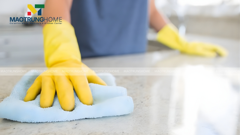 Bạn nên sử dụng khăn mềm và dung dịch tẩy rửa trung tính để vệ sinh bếp