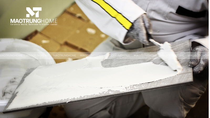 Trét keo lên gạch