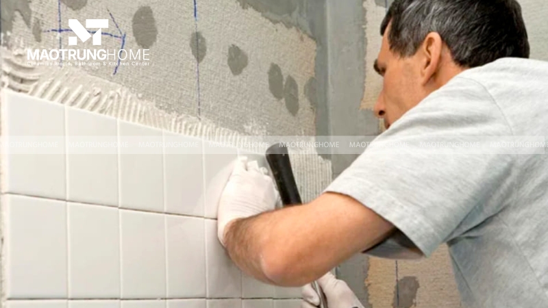 Dán vỉ gạch lên lớp keo đã trét trên tường