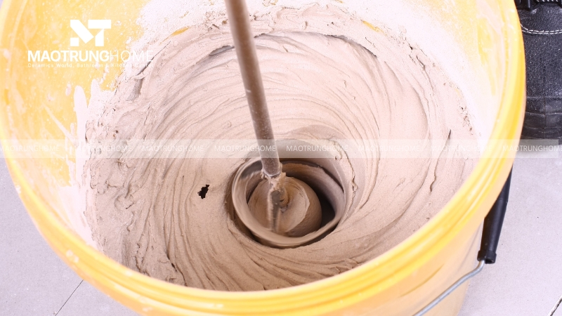 Dùng máy trộn cầm tay khuấy ở tốc độ thấp