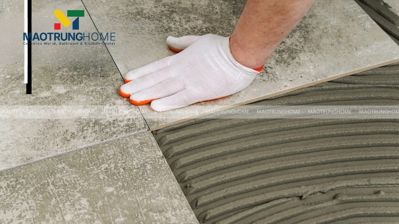 Trải keo và tiến hành lát gạch chữ công