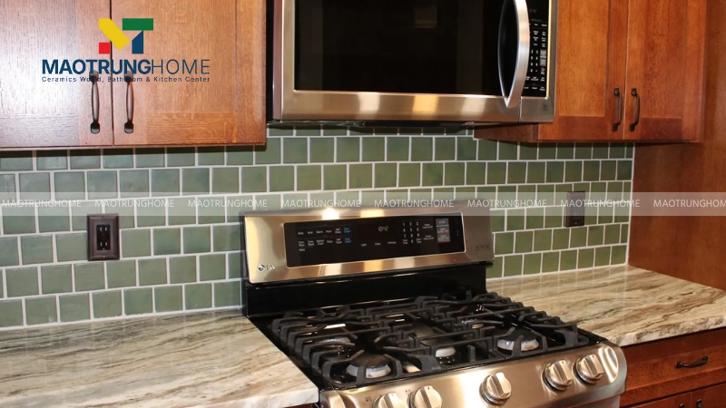 Lát gạch thẻ chữ công cho tường bếp