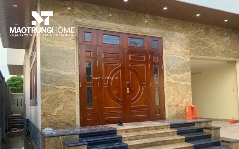 Mẫu gạch vân đá travertine kết hợp cửa gỗ