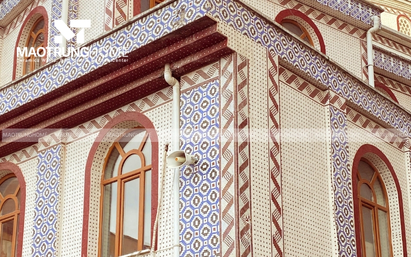 Gạch mosaic màu nâu kết hợp họa tiết 