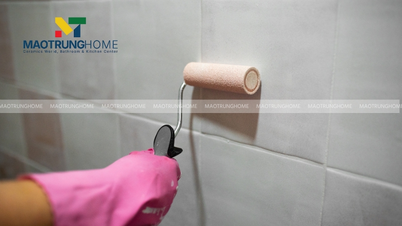 Dùng dụng cụ chuyên dụng để gạt bỏ phần keo thừa trên bề mặt ron