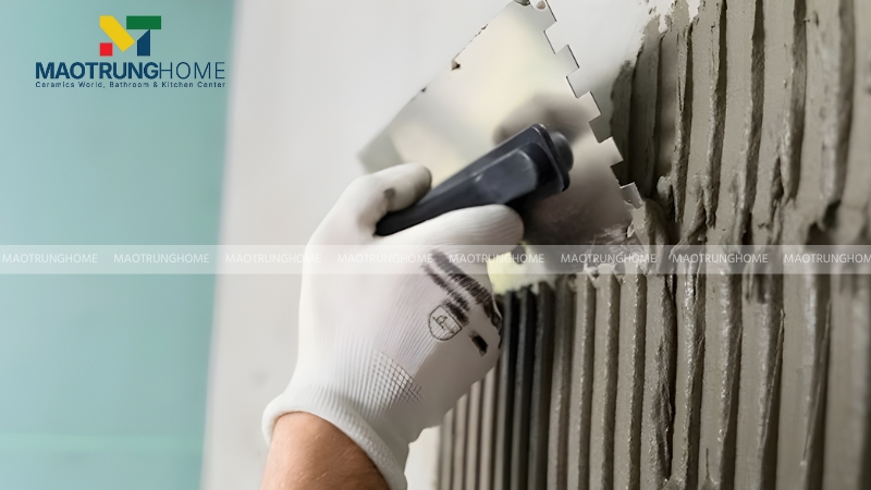 Việc ốp gạch lên tường đã sơn là hoàn toàn khả thi