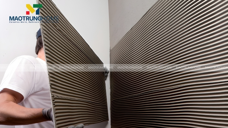 Ốp gạch trực tiếp lên tường sơn sẽ tiết kiệm hơn đục tường