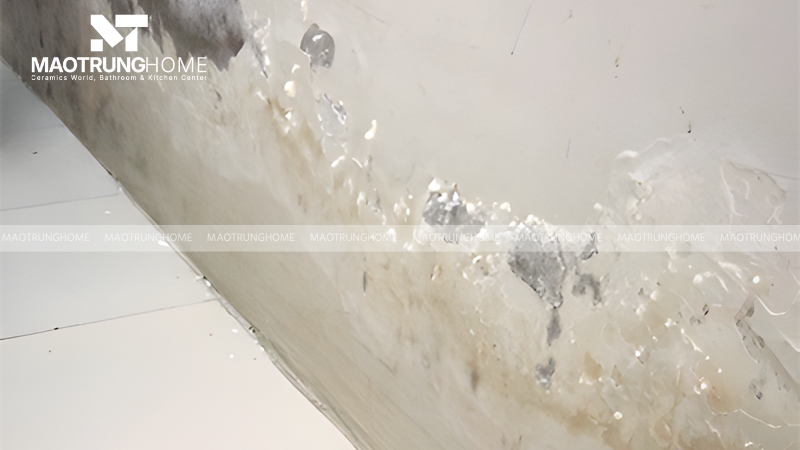 Bạn quan sát kỹ bề mặt tường xem lớp sơn có bị phồng rộp không