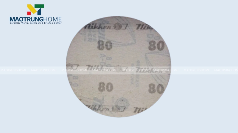 Nếu tường sơn còn mới, bạn chỉ cần chà bằng giấy nhám loại P80