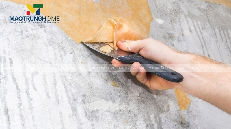 Nếu tường sơn cũ, bạn cần dùng bay sủi