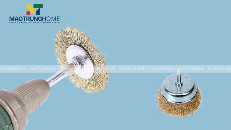Nếu tường sơn quá cũ, bạn cần dùng máy mài công nghiệp gắn chổi cước sắt