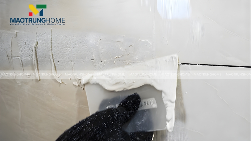 Keo dán gạch chuyên dụng giúp bám dính tốt trên cả những bề mặt khó tính nhất