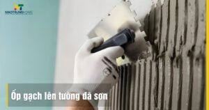 Ốp gạch lên tường đã sơn: Hướng dẫn kỹ thuật và lưu ý 2025