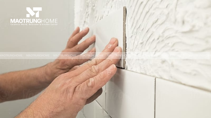 Trét keo và ốp hàng gạch đầu tiên